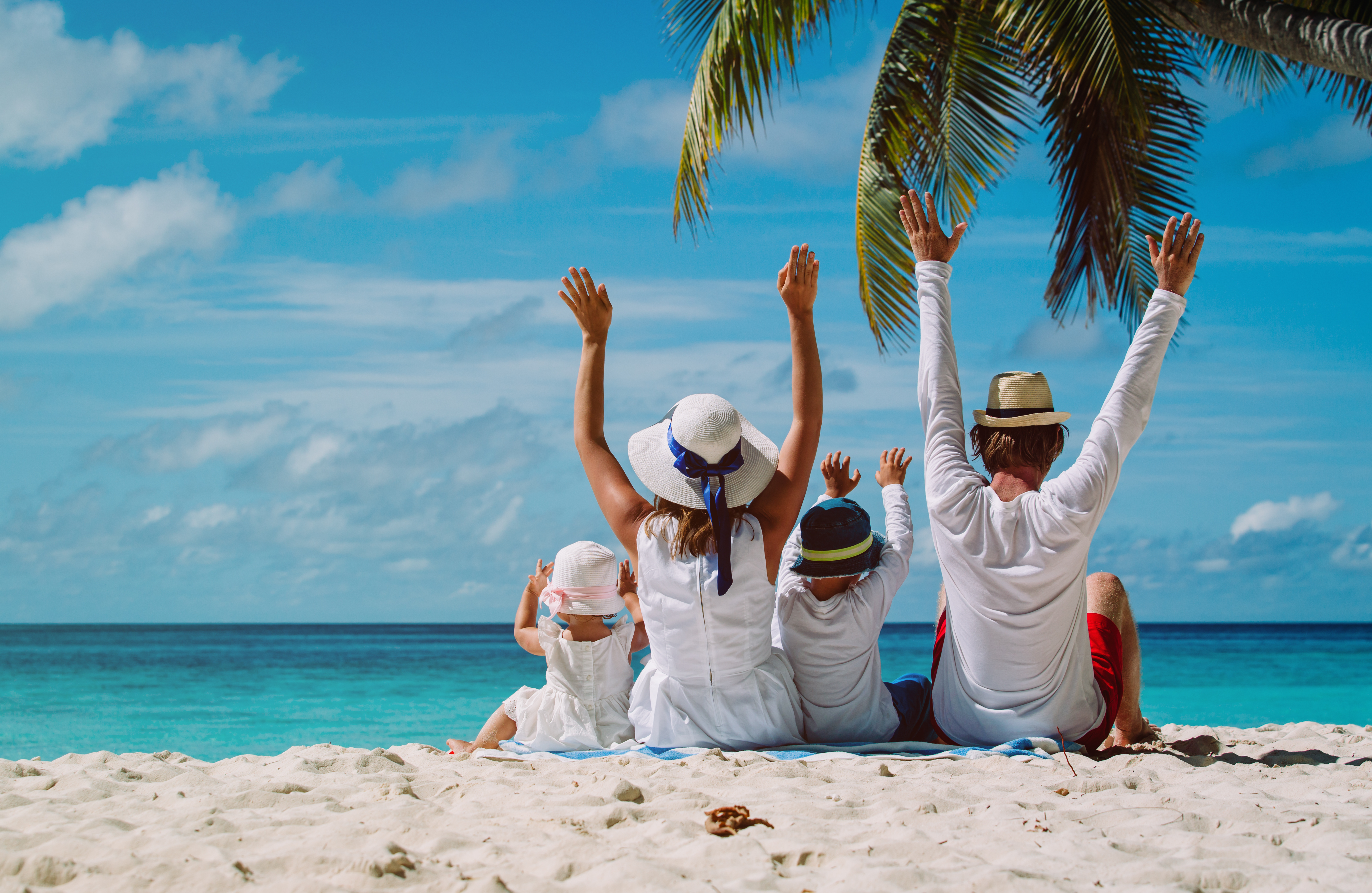 Заграницей или за границей. Семья на море. Путешествие с семьей. Счастливая семья на пляже. Счастливая семья на море пальмы.